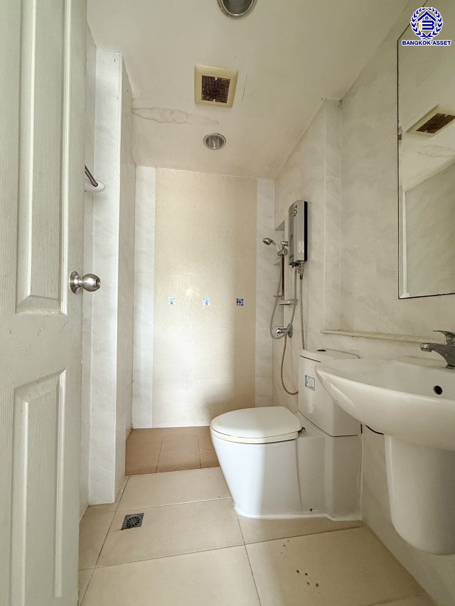 บ้านเดี่ยวมือสองนนทบุรี โครงการ เดอะซิตี้ รัตนาธิเบศร์-แคราย หลังมุม เนื้อที่ 84.40 ตร.ว. พื้นที่ใช้สอย 180 ตร.ม.ฟังก์ชัน 4 ห้องนอน 3 ห้องน้ำ จอดรถได้ถึง 10 คัน บนทำเลศักยภาพ ติดถนนรัตนาธิเบศร์ เชื่อมต่อถนนงามวงศ์วาน, ถนนติวานนท์ และ ใกล้รถไฟฟ้าสายสีม่วง "สถานีสะพานพระนั่งเกล้า"