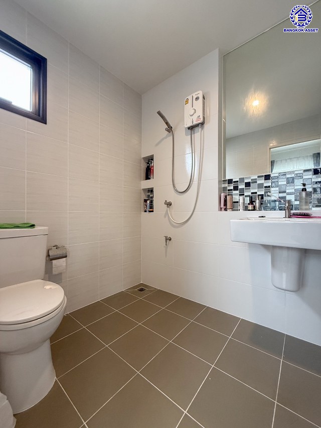 บ้านเดี่ยวมือสองนนทบุรี โครงการ เดอะซิตี้ รัตนาธิเบศร์-แคราย หลังมุม เนื้อที่ 84.40 ตร.ว. พื้นที่ใช้สอย 180 ตร.ม.ฟังก์ชัน 4 ห้องนอน 3 ห้องน้ำ จอดรถได้ถึง 10 คัน บนทำเลศักยภาพ ติดถนนรัตนาธิเบศร์ เชื่อมต่อถนนงามวงศ์วาน, ถนนติวานนท์ และ ใกล้รถไฟฟ้าสายสีม่วง "สถานีสะพานพระนั่งเกล้า"