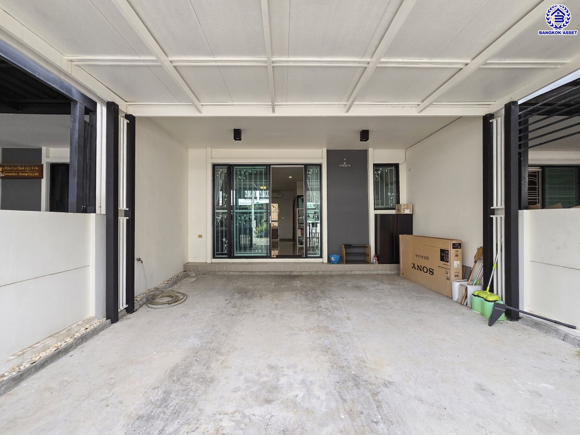 ทาวน์เฮ้าส์มือสองนนทบุรี โครงการ เดอะทรัสต์ ทาวน์โฮม ราชพฤกษ์-รัตนาธิเบศร์2 เนื้อที่ 20.50 ตร.ว. พื้นที่ใช้สอย 130 ตร.ม. ฟังก์ชัน 4 ห้องนอน 3 ห้องน้ำ 2 ที่จอดรถ บ้านพร้อมอยู่ พร้อมของแถมฟรี! เครื่องปรับอากาศ และ เครื่องทำน้ำอุ่น บนทำเลแห่งการเดินทาง เชื่อมต่อ ถนนราชพฤกษ์, ถนนชัยพฤกษ์, ถนนรัตนาธิเบศร์ ใกล้รถไฟฟ้าสายสีม่วง "สถานีบางรักน้อยท่าอิฐ" และใกล้จุดขึ้นทางด่วน "ศรีรัช"