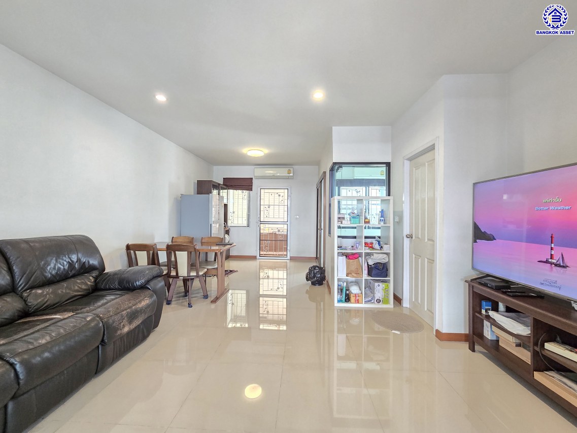 ทาวน์เฮ้าส์มือสองนนทบุรี โครงการ เดอะทรัสต์ ทาวน์โฮม ราชพฤกษ์-รัตนาธิเบศร์2 เนื้อที่ 20.50 ตร.ว. พื้นที่ใช้สอย 130 ตร.ม. ฟังก์ชัน 4 ห้องนอน 3 ห้องน้ำ 2 ที่จอดรถ บ้านพร้อมอยู่ พร้อมของแถมฟรี! เครื่องปรับอากาศ และ เครื่องทำน้ำอุ่น บนทำเลแห่งการเดินทาง เชื่อมต่อ ถนนราชพฤกษ์, ถนนชัยพฤกษ์, ถนนรัตนาธิเบศร์ ใกล้รถไฟฟ้าสายสีม่วง "สถานีบางรักน้อยท่าอิฐ" และใกล้จุดขึ้นทางด่วน "ศรีรัช"