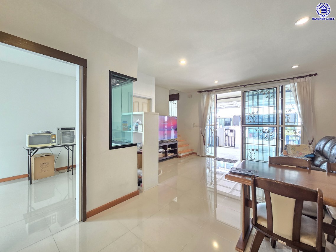 ทาวน์เฮ้าส์มือสองนนทบุรี โครงการ เดอะทรัสต์ ทาวน์โฮม ราชพฤกษ์-รัตนาธิเบศร์2 เนื้อที่ 20.50 ตร.ว. พื้นที่ใช้สอย 130 ตร.ม. ฟังก์ชัน 4 ห้องนอน 3 ห้องน้ำ 2 ที่จอดรถ บ้านพร้อมอยู่ พร้อมของแถมฟรี! เครื่องปรับอากาศ และ เครื่องทำน้ำอุ่น บนทำเลแห่งการเดินทาง เชื่อมต่อ ถนนราชพฤกษ์, ถนนชัยพฤกษ์, ถนนรัตนาธิเบศร์ ใกล้รถไฟฟ้าสายสีม่วง "สถานีบางรักน้อยท่าอิฐ" และใกล้จุดขึ้นทางด่วน "ศรีรัช"