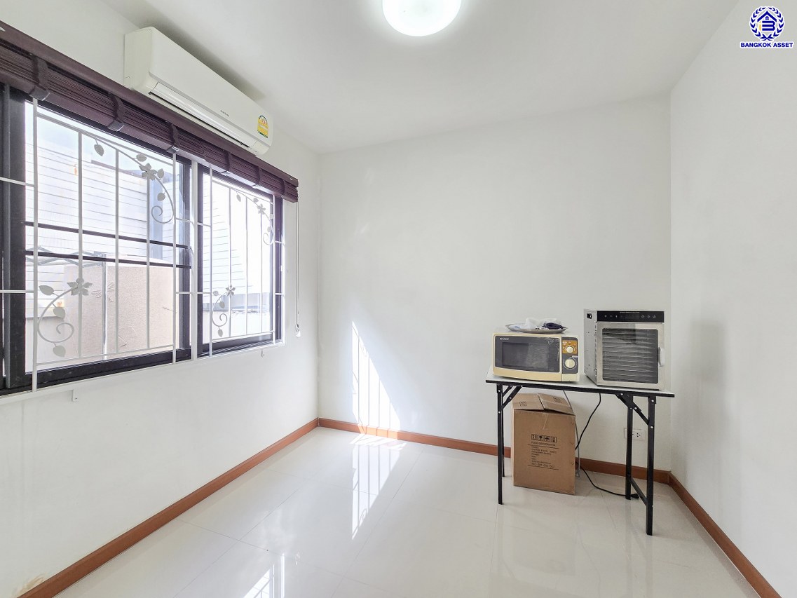 ทาวน์เฮ้าส์มือสองนนทบุรี โครงการ เดอะทรัสต์ ทาวน์โฮม ราชพฤกษ์-รัตนาธิเบศร์2 เนื้อที่ 20.50 ตร.ว. พื้นที่ใช้สอย 130 ตร.ม. ฟังก์ชัน 4 ห้องนอน 3 ห้องน้ำ 2 ที่จอดรถ บ้านพร้อมอยู่ พร้อมของแถมฟรี! เครื่องปรับอากาศ และ เครื่องทำน้ำอุ่น บนทำเลแห่งการเดินทาง เชื่อมต่อ ถนนราชพฤกษ์, ถนนชัยพฤกษ์, ถนนรัตนาธิเบศร์ ใกล้รถไฟฟ้าสายสีม่วง "สถานีบางรักน้อยท่าอิฐ" และใกล้จุดขึ้นทางด่วน "ศรีรัช"