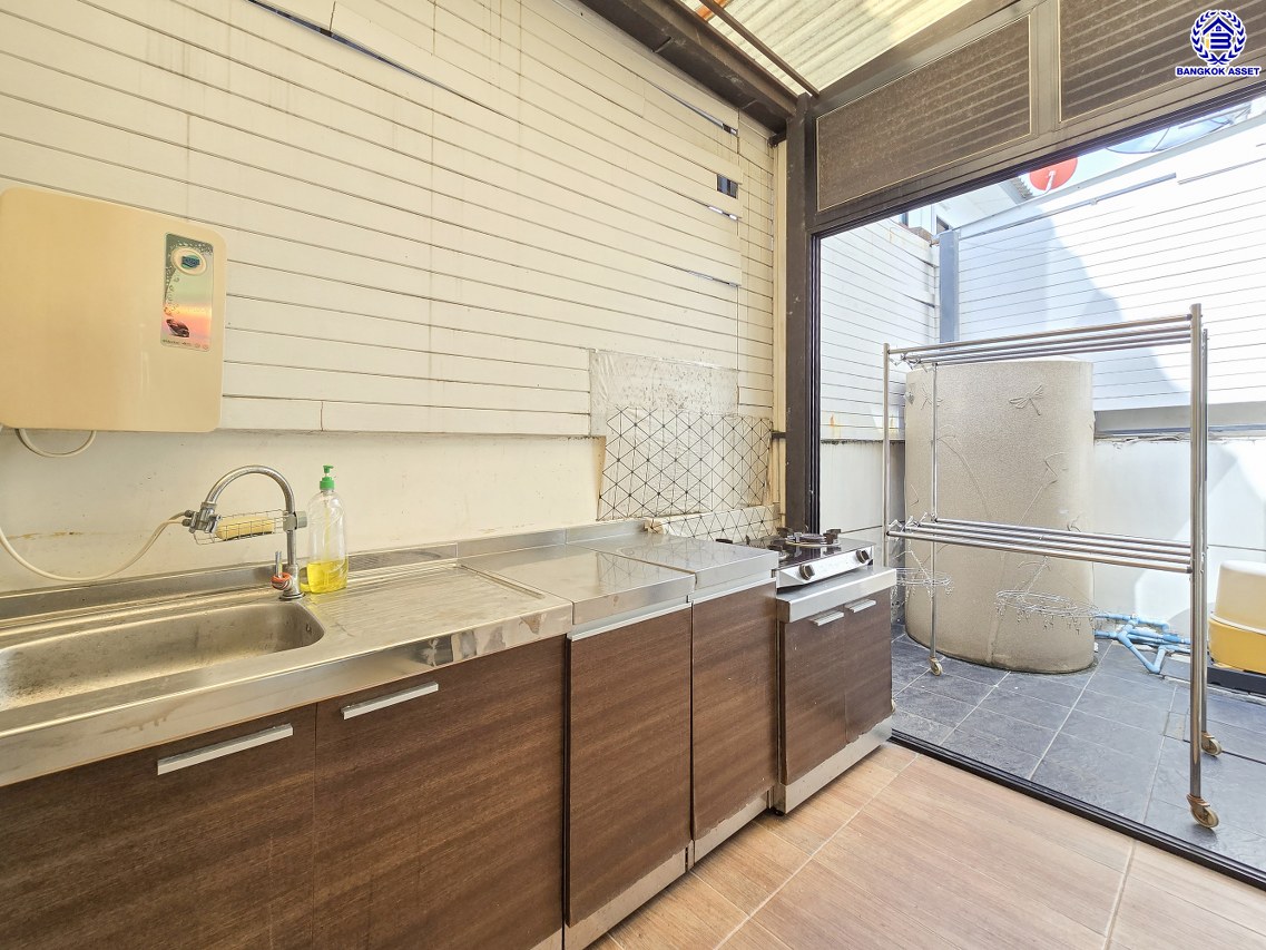 ทาวน์เฮ้าส์มือสองนนทบุรี โครงการ เดอะทรัสต์ ทาวน์โฮม ราชพฤกษ์-รัตนาธิเบศร์2 เนื้อที่ 20.50 ตร.ว. พื้นที่ใช้สอย 130 ตร.ม. ฟังก์ชัน 4 ห้องนอน 3 ห้องน้ำ 2 ที่จอดรถ บ้านพร้อมอยู่ พร้อมของแถมฟรี! เครื่องปรับอากาศ และ เครื่องทำน้ำอุ่น บนทำเลแห่งการเดินทาง เชื่อมต่อ ถนนราชพฤกษ์, ถนนชัยพฤกษ์, ถนนรัตนาธิเบศร์ ใกล้รถไฟฟ้าสายสีม่วง "สถานีบางรักน้อยท่าอิฐ" และใกล้จุดขึ้นทางด่วน "ศรีรัช"