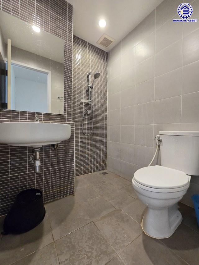 ทาวน์เฮ้าส์มือสองนนทบุรี โครงการ เดอะทรัสต์ ทาวน์โฮม ราชพฤกษ์-รัตนาธิเบศร์2 เนื้อที่ 20.50 ตร.ว. พื้นที่ใช้สอย 130 ตร.ม. ฟังก์ชัน 4 ห้องนอน 3 ห้องน้ำ 2 ที่จอดรถ บ้านพร้อมอยู่ พร้อมของแถมฟรี! เครื่องปรับอากาศ และ เครื่องทำน้ำอุ่น บนทำเลแห่งการเดินทาง เชื่อมต่อ ถนนราชพฤกษ์, ถนนชัยพฤกษ์, ถนนรัตนาธิเบศร์ ใกล้รถไฟฟ้าสายสีม่วง "สถานีบางรักน้อยท่าอิฐ" และใกล้จุดขึ้นทางด่วน "ศรีรัช"