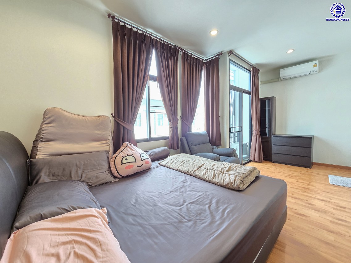 ทาวน์เฮ้าส์มือสองนนทบุรี โครงการ เดอะทรัสต์ ทาวน์โฮม ราชพฤกษ์-รัตนาธิเบศร์2 เนื้อที่ 20.50 ตร.ว. พื้นที่ใช้สอย 130 ตร.ม. ฟังก์ชัน 4 ห้องนอน 3 ห้องน้ำ 2 ที่จอดรถ บ้านพร้อมอยู่ พร้อมของแถมฟรี! เครื่องปรับอากาศ และ เครื่องทำน้ำอุ่น บนทำเลแห่งการเดินทาง เชื่อมต่อ ถนนราชพฤกษ์, ถนนชัยพฤกษ์, ถนนรัตนาธิเบศร์ ใกล้รถไฟฟ้าสายสีม่วง "สถานีบางรักน้อยท่าอิฐ" และใกล้จุดขึ้นทางด่วน "ศรีรัช"