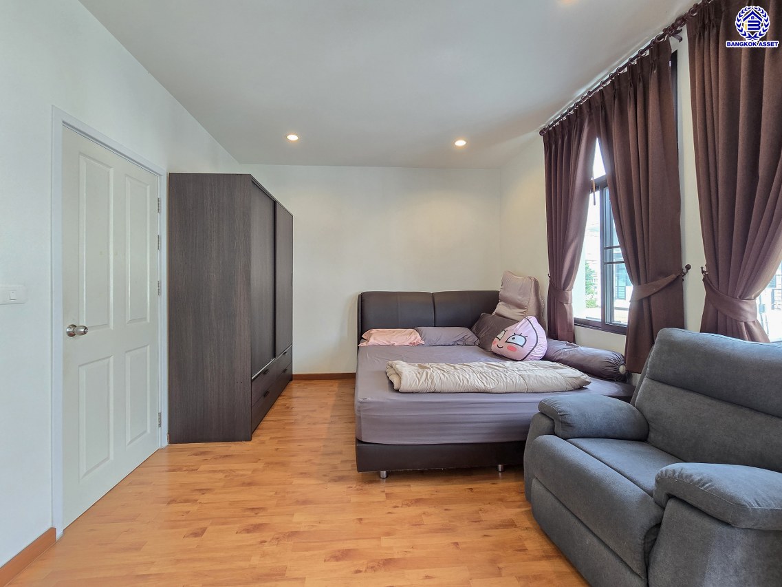 ทาวน์เฮ้าส์มือสองนนทบุรี โครงการ เดอะทรัสต์ ทาวน์โฮม ราชพฤกษ์-รัตนาธิเบศร์2 เนื้อที่ 20.50 ตร.ว. พื้นที่ใช้สอย 130 ตร.ม. ฟังก์ชัน 4 ห้องนอน 3 ห้องน้ำ 2 ที่จอดรถ บ้านพร้อมอยู่ พร้อมของแถมฟรี! เครื่องปรับอากาศ และ เครื่องทำน้ำอุ่น บนทำเลแห่งการเดินทาง เชื่อมต่อ ถนนราชพฤกษ์, ถนนชัยพฤกษ์, ถนนรัตนาธิเบศร์ ใกล้รถไฟฟ้าสายสีม่วง "สถานีบางรักน้อยท่าอิฐ" และใกล้จุดขึ้นทางด่วน "ศรีรัช"