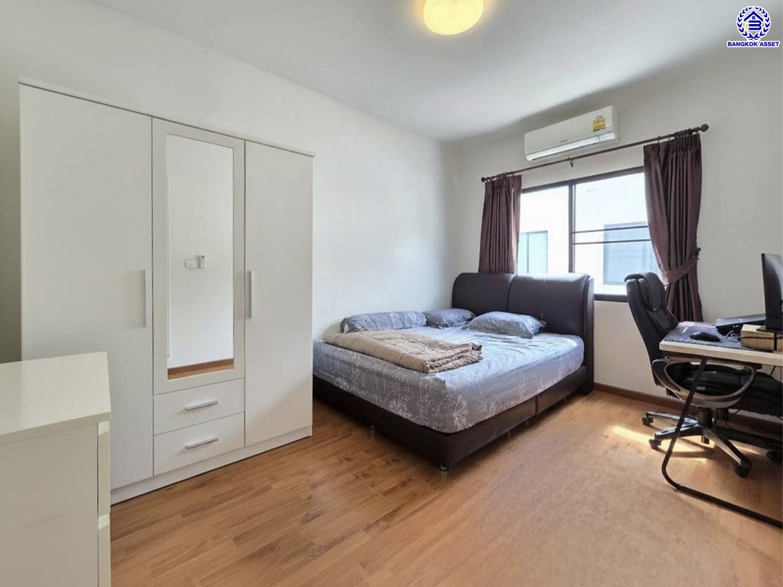 ทาวน์เฮ้าส์มือสองนนทบุรี โครงการ เดอะทรัสต์ ทาวน์โฮม ราชพฤกษ์-รัตนาธิเบศร์2 เนื้อที่ 20.50 ตร.ว. พื้นที่ใช้สอย 130 ตร.ม. ฟังก์ชัน 4 ห้องนอน 3 ห้องน้ำ 2 ที่จอดรถ บ้านพร้อมอยู่ พร้อมของแถมฟรี! เครื่องปรับอากาศ และ เครื่องทำน้ำอุ่น บนทำเลแห่งการเดินทาง เชื่อมต่อ ถนนราชพฤกษ์, ถนนชัยพฤกษ์, ถนนรัตนาธิเบศร์ ใกล้รถไฟฟ้าสายสีม่วง "สถานีบางรักน้อยท่าอิฐ" และใกล้จุดขึ้นทางด่วน "ศรีรัช"