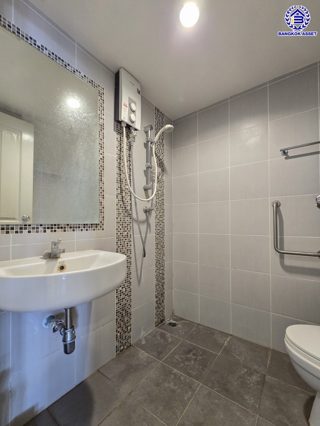 ทาวน์เฮ้าส์มือสองนนทบุรี โครงการ เดอะทรัสต์ ทาวน์โฮม ราชพฤกษ์-รัตนาธิเบศร์2 เนื้อที่ 20.50 ตร.ว. พื้นที่ใช้สอย 130 ตร.ม. ฟังก์ชัน 4 ห้องนอน 3 ห้องน้ำ 2 ที่จอดรถ บ้านพร้อมอยู่ พร้อมของแถมฟรี! เครื่องปรับอากาศ และ เครื่องทำน้ำอุ่น บนทำเลแห่งการเดินทาง เชื่อมต่อ ถนนราชพฤกษ์, ถนนชัยพฤกษ์, ถนนรัตนาธิเบศร์ ใกล้รถไฟฟ้าสายสีม่วง "สถานีบางรักน้อยท่าอิฐ" และใกล้จุดขึ้นทางด่วน "ศรีรัช"