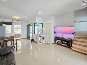 ทาวน์เฮ้าส์มือสองนนทบุรี โครงการ เดอะทรัสต์ ทาวน์โฮม ราชพฤกษ์-รัตนาธิเบศร์2 เนื้อที่ 20.50 ตร.ว. พื้นที่ใช้สอย 130 ตร.ม. ฟังก์ชัน 4 ห้องนอน 3 ห้องน้ำ 2 ที่จอดรถ บ้านพร้อมอยู่ พร้อมของแถมฟรี! เครื่องปรับอากาศ และ เครื่องทำน้ำอุ่น บนทำเลแห่งการเดินทาง เชื่อมต่อ ถนนราชพฤกษ์, ถนนชัยพฤกษ์, ถนนรัตนาธิเบศร์ ใกล้รถไฟฟ้าสายสีม่วง "สถานีบางรักน้อยท่าอิฐ" และใกล้จุดขึ้นทางด่วน "ศรีรัช"