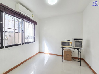 ทาวน์เฮ้าส์มือสองนนทบุรี โครงการ เดอะทรัสต์ ทาวน์โฮม ราชพฤกษ์-รัตนาธิเบศร์2 เนื้อที่ 20.50 ตร.ว. พื้นที่ใช้สอย 130 ตร.ม. ฟังก์ชัน 4 ห้องนอน 3 ห้องน้ำ 2 ที่จอดรถ บ้านพร้อมอยู่ พร้อมของแถมฟรี! เครื่องปรับอากาศ และ เครื่องทำน้ำอุ่น บนทำเลแห่งการเดินทาง เชื่อมต่อ ถนนราชพฤกษ์, ถนนชัยพฤกษ์, ถนนรัตนาธิเบศร์ ใกล้รถไฟฟ้าสายสีม่วง "สถานีบางรักน้อยท่าอิฐ" และใกล้จุดขึ้นทางด่วน "ศรีรัช"