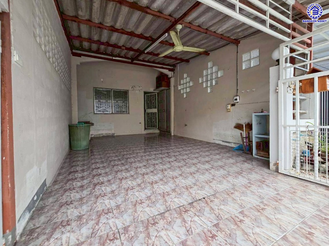 ทาวน์เฮ้าส์มือสองนนทบุรี โครงการ เอเชียโฮมทาวน์1 บางกรวย-ไทรน้อย เนื้อที่ 16 ตร.ว. พื้นที่ใช้สอย 64 ตร.ม. ฟังก์ชัน 2 ห้องนอน 2 ห้องน้ำ 1 ที่จอดรถ บ้านสภาพดี บนทำเลแห่งการเดินทาง เชื่อมต่อถนนกาญจนาภิเษก, ถนนรัตนาธิเบศร์ และจุดขึ้นมอเตอร์เวย์ M81 "บางใหญ่-กาญจนบุรี" จองเลย!