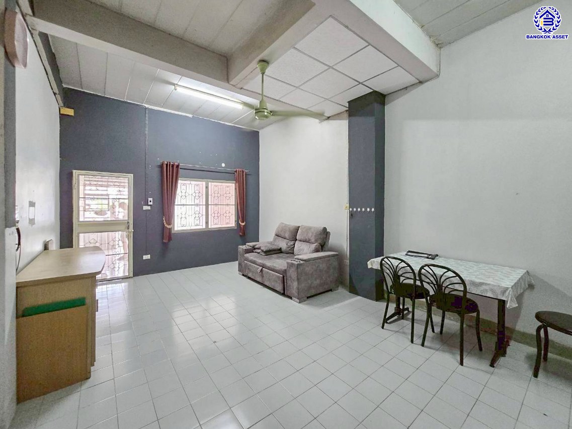 ทาวน์เฮ้าส์มือสองนนทบุรี โครงการ เอเชียโฮมทาวน์1 บางกรวย-ไทรน้อย เนื้อที่ 16 ตร.ว. พื้นที่ใช้สอย 64 ตร.ม. ฟังก์ชัน 2 ห้องนอน 2 ห้องน้ำ 1 ที่จอดรถ บ้านสภาพดี บนทำเลแห่งการเดินทาง เชื่อมต่อถนนกาญจนาภิเษก, ถนนรัตนาธิเบศร์ และจุดขึ้นมอเตอร์เวย์ M81 "บางใหญ่-กาญจนบุรี" จองเลย!