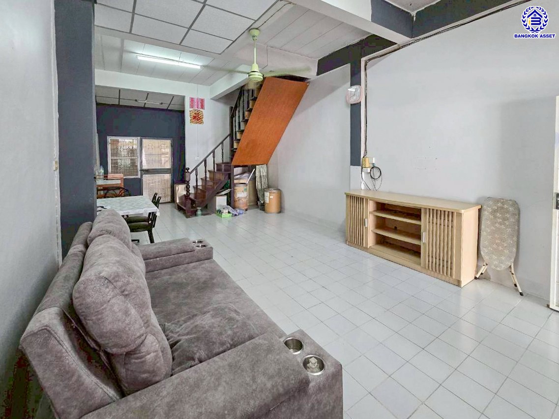 ทาวน์เฮ้าส์มือสองนนทบุรี โครงการ เอเชียโฮมทาวน์1 บางกรวย-ไทรน้อย เนื้อที่ 16 ตร.ว. พื้นที่ใช้สอย 64 ตร.ม. ฟังก์ชัน 2 ห้องนอน 2 ห้องน้ำ 1 ที่จอดรถ บ้านสภาพดี บนทำเลแห่งการเดินทาง เชื่อมต่อถนนกาญจนาภิเษก, ถนนรัตนาธิเบศร์ และจุดขึ้นมอเตอร์เวย์ M81 "บางใหญ่-กาญจนบุรี" จองเลย!