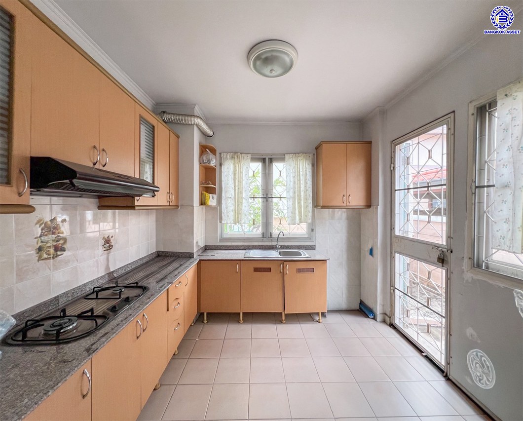 บ้านเดี่ยวมือสองนนทบุรี โครงการ ชัยพฤกษ์ วงแหวน-รัตนาธิเบศร์ หลังมุม เนื้อที่ 51 ตร.ว. พื้นที่ใช้สอย 162 ตร.ม. ฟังก์ชัน 3 ห้องนอน 2 ห้องน้ำ 2 ที่จอดรถ บนทำเลเดินทางสะดวก เชื่อมต่อถนนกาญจนาภิเษก, ถนนรัตนาธิเบศร์ ใกล้รถไฟฟ้าสายสีม่วง "สถานีคลองบางไผ่" และจุดขึ้นมอเตอร์เวย์ M81 "บางใหญ่-กาญจนบุรี"