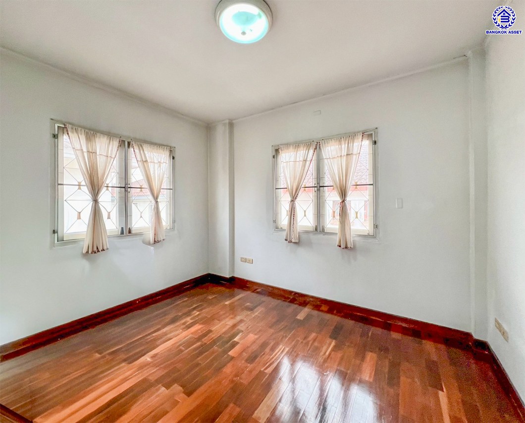 บ้านเดี่ยวมือสองนนทบุรี โครงการ ชัยพฤกษ์ วงแหวน-รัตนาธิเบศร์ หลังมุม เนื้อที่ 51 ตร.ว. พื้นที่ใช้สอย 162 ตร.ม. ฟังก์ชัน 3 ห้องนอน 2 ห้องน้ำ 2 ที่จอดรถ บนทำเลเดินทางสะดวก เชื่อมต่อถนนกาญจนาภิเษก, ถนนรัตนาธิเบศร์ ใกล้รถไฟฟ้าสายสีม่วง "สถานีคลองบางไผ่" และจุดขึ้นมอเตอร์เวย์ M81 "บางใหญ่-กาญจนบุรี"