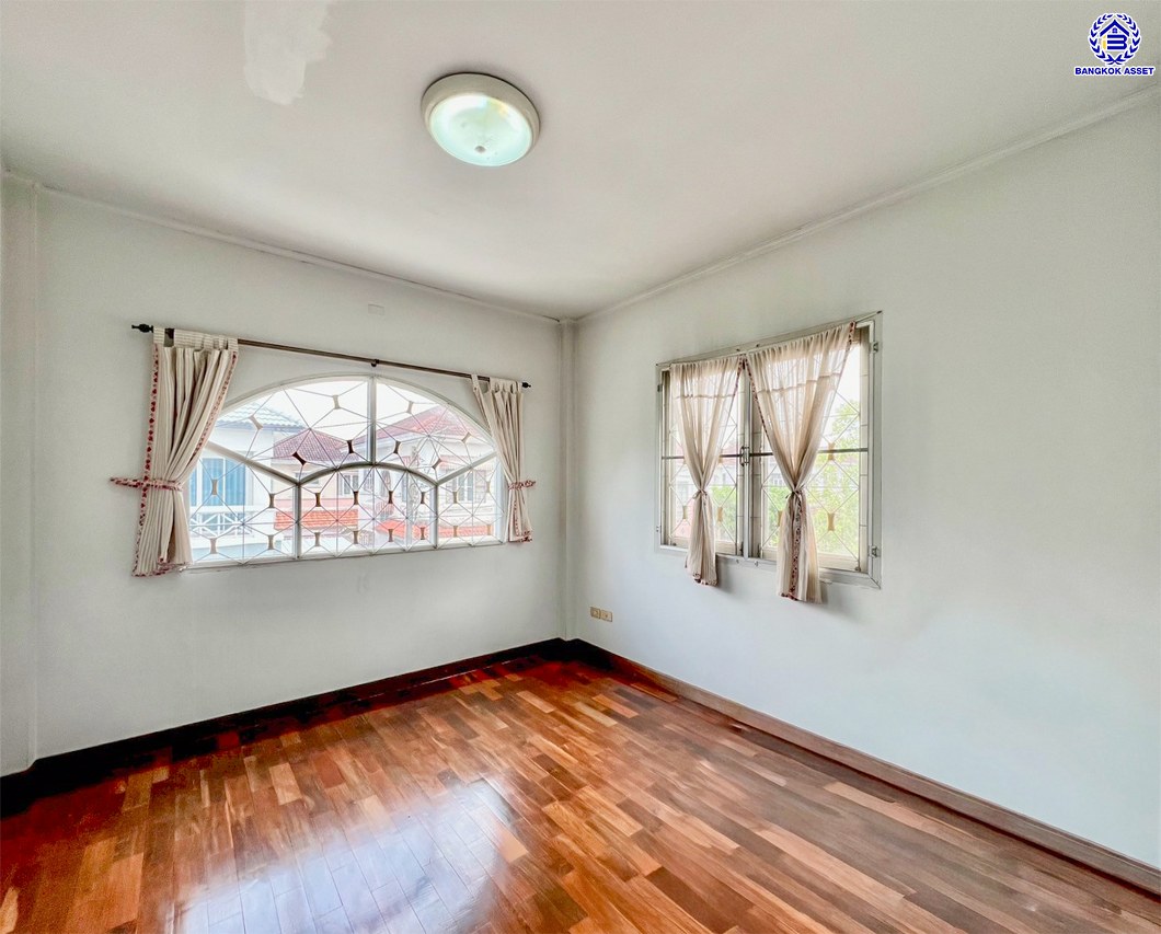 บ้านเดี่ยวมือสองนนทบุรี โครงการ ชัยพฤกษ์ วงแหวน-รัตนาธิเบศร์ หลังมุม เนื้อที่ 51 ตร.ว. พื้นที่ใช้สอย 162 ตร.ม. ฟังก์ชัน 3 ห้องนอน 2 ห้องน้ำ 2 ที่จอดรถ บนทำเลเดินทางสะดวก เชื่อมต่อถนนกาญจนาภิเษก, ถนนรัตนาธิเบศร์ ใกล้รถไฟฟ้าสายสีม่วง "สถานีคลองบางไผ่" และจุดขึ้นมอเตอร์เวย์ M81 "บางใหญ่-กาญจนบุรี"