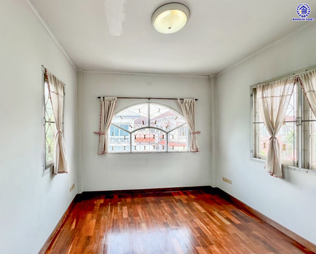 บ้านเดี่ยวมือสองนนทบุรี โครงการ ชัยพฤกษ์ วงแหวน-รัตนาธิเบศร์ หลังมุม เนื้อที่ 51 ตร.ว. พื้นที่ใช้สอย 162 ตร.ม. ฟังก์ชัน 3 ห้องนอน 2 ห้องน้ำ 2 ที่จอดรถ บนทำเลเดินทางสะดวก เชื่อมต่อถนนกาญจนาภิเษก, ถนนรัตนาธิเบศร์ ใกล้รถไฟฟ้าสายสีม่วง "สถานีคลองบางไผ่" และจุดขึ้นมอเตอร์เวย์ M81 "บางใหญ่-กาญจนบุรี"