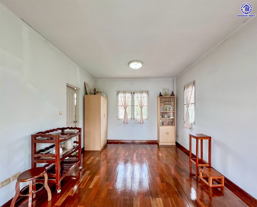 บ้านเดี่ยวมือสองนนทบุรี โครงการ ชัยพฤกษ์ วงแหวน-รัตนาธิเบศร์ หลังมุม เนื้อที่ 51 ตร.ว. พื้นที่ใช้สอย 162 ตร.ม. ฟังก์ชัน 3 ห้องนอน 2 ห้องน้ำ 2 ที่จอดรถ บนทำเลเดินทางสะดวก เชื่อมต่อถนนกาญจนาภิเษก, ถนนรัตนาธิเบศร์ ใกล้รถไฟฟ้าสายสีม่วง "สถานีคลองบางไผ่" และจุดขึ้นมอเตอร์เวย์ M81 "บางใหญ่-กาญจนบุรี"