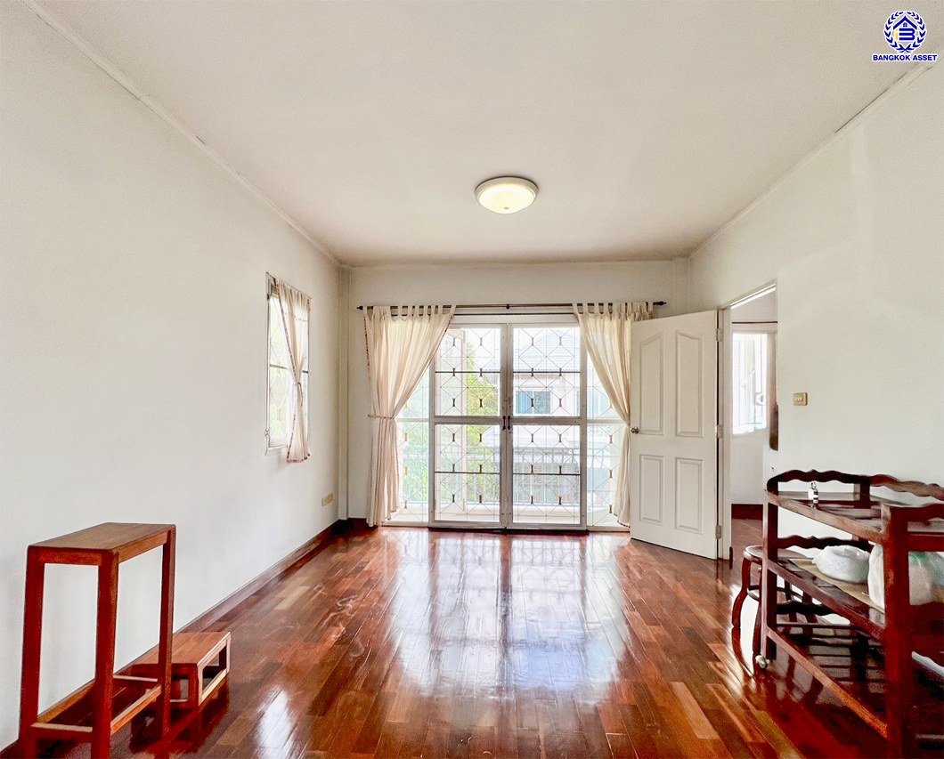 บ้านเดี่ยวมือสองนนทบุรี โครงการ ชัยพฤกษ์ วงแหวน-รัตนาธิเบศร์ หลังมุม เนื้อที่ 51 ตร.ว. พื้นที่ใช้สอย 162 ตร.ม. ฟังก์ชัน 3 ห้องนอน 2 ห้องน้ำ 2 ที่จอดรถ บนทำเลเดินทางสะดวก เชื่อมต่อถนนกาญจนาภิเษก, ถนนรัตนาธิเบศร์ ใกล้รถไฟฟ้าสายสีม่วง "สถานีคลองบางไผ่" และจุดขึ้นมอเตอร์เวย์ M81 "บางใหญ่-กาญจนบุรี"