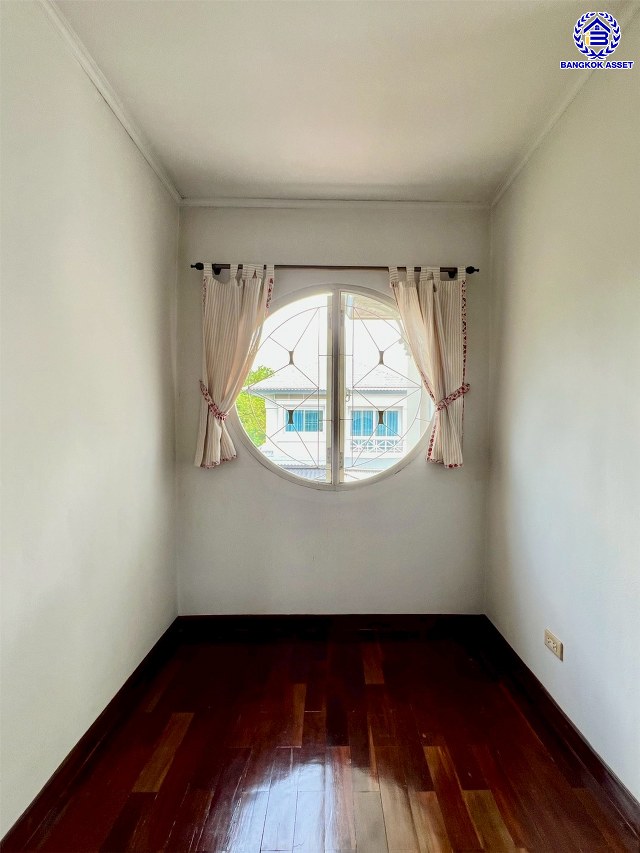 บ้านเดี่ยวมือสองนนทบุรี โครงการ ชัยพฤกษ์ วงแหวน-รัตนาธิเบศร์ หลังมุม เนื้อที่ 51 ตร.ว. พื้นที่ใช้สอย 162 ตร.ม. ฟังก์ชัน 3 ห้องนอน 2 ห้องน้ำ 2 ที่จอดรถ บนทำเลเดินทางสะดวก เชื่อมต่อถนนกาญจนาภิเษก, ถนนรัตนาธิเบศร์ ใกล้รถไฟฟ้าสายสีม่วง "สถานีคลองบางไผ่" และจุดขึ้นมอเตอร์เวย์ M81 "บางใหญ่-กาญจนบุรี"