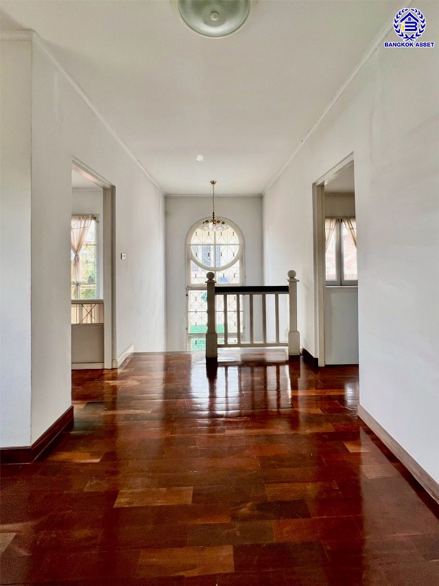 บ้านเดี่ยวมือสองนนทบุรี โครงการ ชัยพฤกษ์ วงแหวน-รัตนาธิเบศร์ หลังมุม เนื้อที่ 51 ตร.ว. พื้นที่ใช้สอย 162 ตร.ม. ฟังก์ชัน 3 ห้องนอน 2 ห้องน้ำ 2 ที่จอดรถ บนทำเลเดินทางสะดวก เชื่อมต่อถนนกาญจนาภิเษก, ถนนรัตนาธิเบศร์ ใกล้รถไฟฟ้าสายสีม่วง "สถานีคลองบางไผ่" และจุดขึ้นมอเตอร์เวย์ M81 "บางใหญ่-กาญจนบุรี"