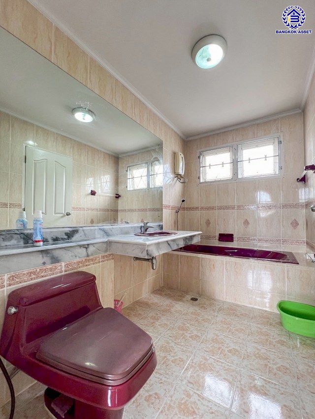 บ้านเดี่ยวมือสองนนทบุรี โครงการ ชัยพฤกษ์ วงแหวน-รัตนาธิเบศร์ หลังมุม เนื้อที่ 51 ตร.ว. พื้นที่ใช้สอย 162 ตร.ม. ฟังก์ชัน 3 ห้องนอน 2 ห้องน้ำ 2 ที่จอดรถ บนทำเลเดินทางสะดวก เชื่อมต่อถนนกาญจนาภิเษก, ถนนรัตนาธิเบศร์ ใกล้รถไฟฟ้าสายสีม่วง "สถานีคลองบางไผ่" และจุดขึ้นมอเตอร์เวย์ M81 "บางใหญ่-กาญจนบุรี"