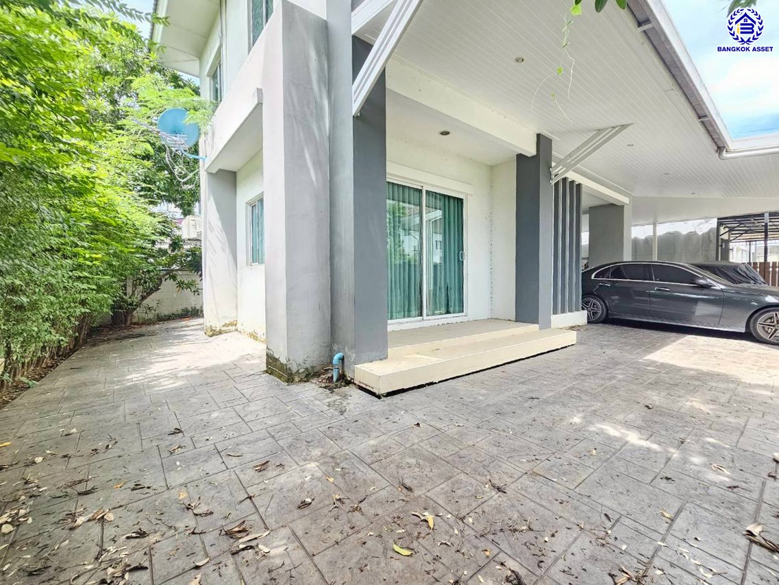 บ้านเดี่ยวมือสองนนทบุรี โครงการ แลนซิโอคริป ปิ่นเกล้า-วงแหวนฯ หลังมุม บนเนื้อที่ 51.80 ตร.ว. พื้นที่ใช้สอย 150 ตร.ม. ฟังก์ชัน 3 ห้องนอน 2 ห้องน้ำ 2 ที่จอดรถ บนทำเลเดินทางสะดวก เชื่อมต่อถนนนครอินทร์, ถนนบรมราชชนนี ใกล้จุดขึ้นมอเตอร์เวย์ M81 "บางใหญ่-กาญจนบุรี" และ ใกล้เซ็นทรัลเวสต์เกต