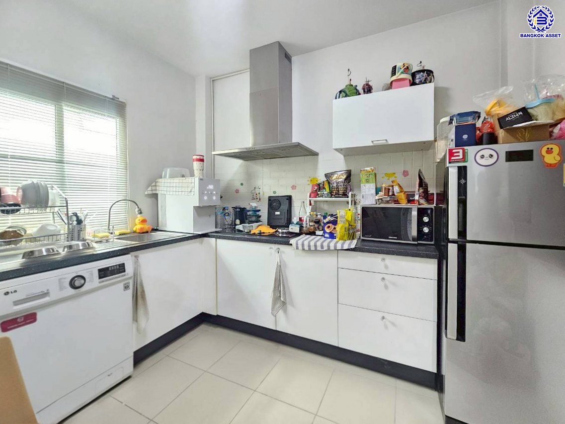 บ้านเดี่ยวมือสองนนทบุรี โครงการ แลนซิโอคริป ปิ่นเกล้า-วงแหวนฯ หลังมุม บนเนื้อที่ 51.80 ตร.ว. พื้นที่ใช้สอย 150 ตร.ม. ฟังก์ชัน 3 ห้องนอน 2 ห้องน้ำ 2 ที่จอดรถ บนทำเลเดินทางสะดวก เชื่อมต่อถนนนครอินทร์, ถนนบรมราชชนนี ใกล้จุดขึ้นมอเตอร์เวย์ M81 "บางใหญ่-กาญจนบุรี" และ ใกล้เซ็นทรัลเวสต์เกต