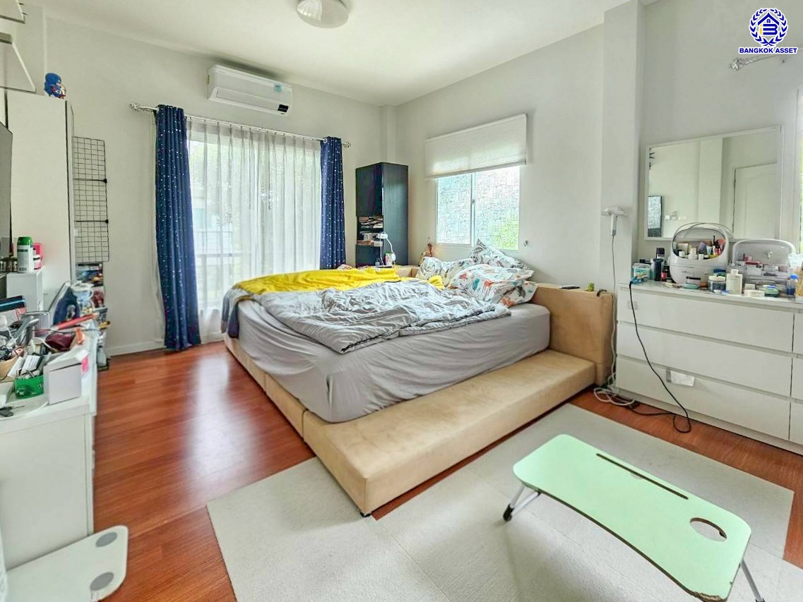 บ้านเดี่ยวมือสองนนทบุรี โครงการ แลนซิโอคริป ปิ่นเกล้า-วงแหวนฯ หลังมุม บนเนื้อที่ 51.80 ตร.ว. พื้นที่ใช้สอย 150 ตร.ม. ฟังก์ชัน 3 ห้องนอน 2 ห้องน้ำ 2 ที่จอดรถ บนทำเลเดินทางสะดวก เชื่อมต่อถนนนครอินทร์, ถนนบรมราชชนนี ใกล้จุดขึ้นมอเตอร์เวย์ M81 "บางใหญ่-กาญจนบุรี" และ ใกล้เซ็นทรัลเวสต์เกต