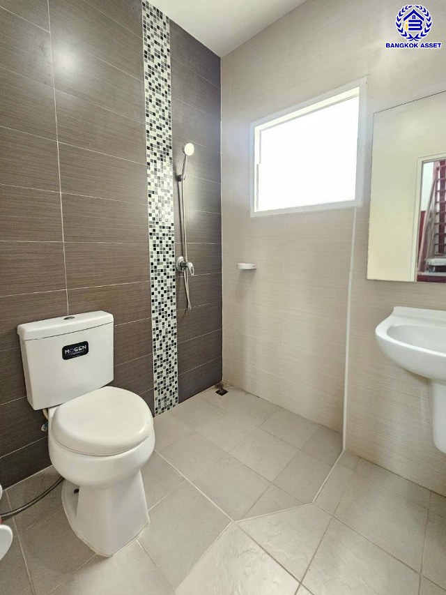 บ้านเดี่ยวมือสองนนทบุรี โครงการ แลนซิโอคริป ปิ่นเกล้า-วงแหวนฯ หลังมุม บนเนื้อที่ 51.80 ตร.ว. พื้นที่ใช้สอย 150 ตร.ม. ฟังก์ชัน 3 ห้องนอน 2 ห้องน้ำ 2 ที่จอดรถ บนทำเลเดินทางสะดวก เชื่อมต่อถนนนครอินทร์, ถนนบรมราชชนนี ใกล้จุดขึ้นมอเตอร์เวย์ M81 "บางใหญ่-กาญจนบุรี" และ ใกล้เซ็นทรัลเวสต์เกต