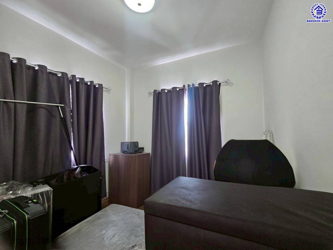 บ้านเดี่ยวมือสองนนทบุรี โครงการ แลนซิโอคริป ปิ่นเกล้า-วงแหวนฯ หลังมุม บนเนื้อที่ 51.80 ตร.ว. พื้นที่ใช้สอย 150 ตร.ม. ฟังก์ชัน 3 ห้องนอน 2 ห้องน้ำ 2 ที่จอดรถ บนทำเลเดินทางสะดวก เชื่อมต่อถนนนครอินทร์, ถนนบรมราชชนนี ใกล้จุดขึ้นมอเตอร์เวย์ M81 "บางใหญ่-กาญจนบุรี" และ ใกล้เซ็นทรัลเวสต์เกต