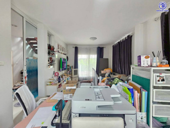 บ้านเดี่ยวมือสองนนทบุรี โครงการ แลนซิโอคริป ปิ่นเกล้า-วงแหวนฯ หลังมุม บนเนื้อที่ 51.80 ตร.ว. พื้นที่ใช้สอย 150 ตร.ม. ฟังก์ชัน 3 ห้องนอน 2 ห้องน้ำ 2 ที่จอดรถ บนทำเลเดินทางสะดวก เชื่อมต่อถนนนครอินทร์, ถนนบรมราชชนนี ใกล้จุดขึ้นมอเตอร์เวย์ M81 "บางใหญ่-กาญจนบุรี" และ ใกล้เซ็นทรัลเวสต์เกต