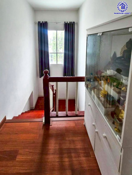 บ้านเดี่ยวมือสองนนทบุรี โครงการ แลนซิโอคริป ปิ่นเกล้า-วงแหวนฯ หลังมุม บนเนื้อที่ 51.80 ตร.ว. พื้นที่ใช้สอย 150 ตร.ม. ฟังก์ชัน 3 ห้องนอน 2 ห้องน้ำ 2 ที่จอดรถ บนทำเลเดินทางสะดวก เชื่อมต่อถนนนครอินทร์, ถนนบรมราชชนนี ใกล้จุดขึ้นมอเตอร์เวย์ M81 "บางใหญ่-กาญจนบุรี" และ ใกล้เซ็นทรัลเวสต์เกต