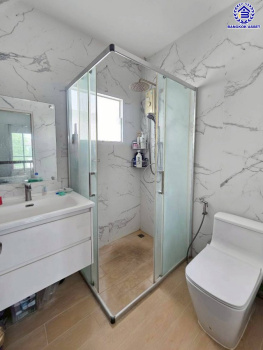 บ้านเดี่ยวมือสองนนทบุรี โครงการ แลนซิโอคริป ปิ่นเกล้า-วงแหวนฯ หลังมุม บนเนื้อที่ 51.80 ตร.ว. พื้นที่ใช้สอย 150 ตร.ม. ฟังก์ชัน 3 ห้องนอน 2 ห้องน้ำ 2 ที่จอดรถ บนทำเลเดินทางสะดวก เชื่อมต่อถนนนครอินทร์, ถนนบรมราชชนนี ใกล้จุดขึ้นมอเตอร์เวย์ M81 "บางใหญ่-กาญจนบุรี" และ ใกล้เซ็นทรัลเวสต์เกต