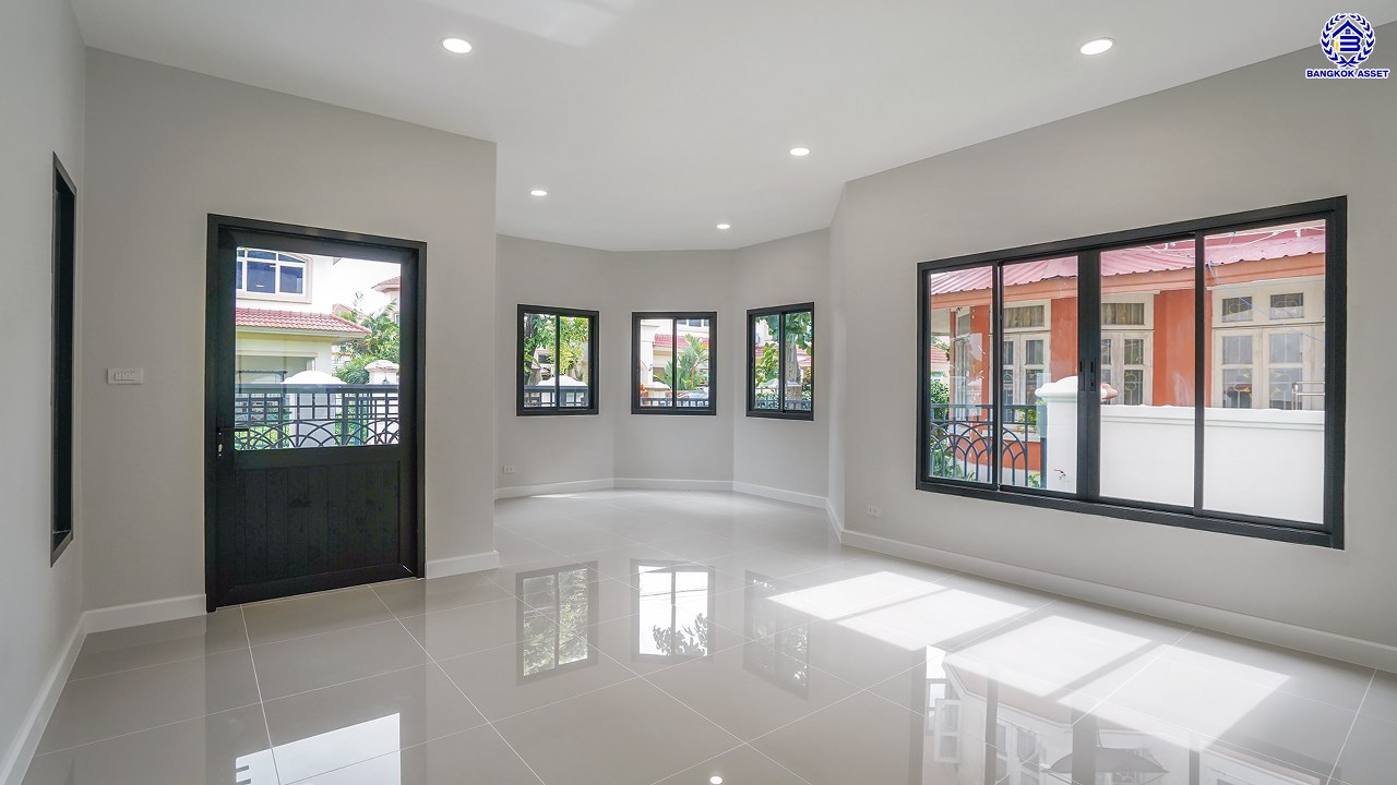 บ้านมือสองตกแต่งใหม่ โครงการ ภัสสร7 รัตนาธิเบศร์ พื้นที่กว้างกว่า 60 ตร.ว. พื้นที่ใช้สอย 239.64 ตร.ม. รองรับทุกความสุขด้วยฟังก์ชัน 3 ห้องนอน 3 ห้องน้ำ จอดรถได้ 2 คัน มาพร้อมห้องอเนกประสงค์ 2 ห้อง ที่สามารถปรับได้ตามการใช้งาน เชื่อมต่อถนนรัตนาธิเบศร์ ถนนราชพฤกษ์ ใกล้รถไฟฟ้าสายสีม่วง "สถานีบางพลู"