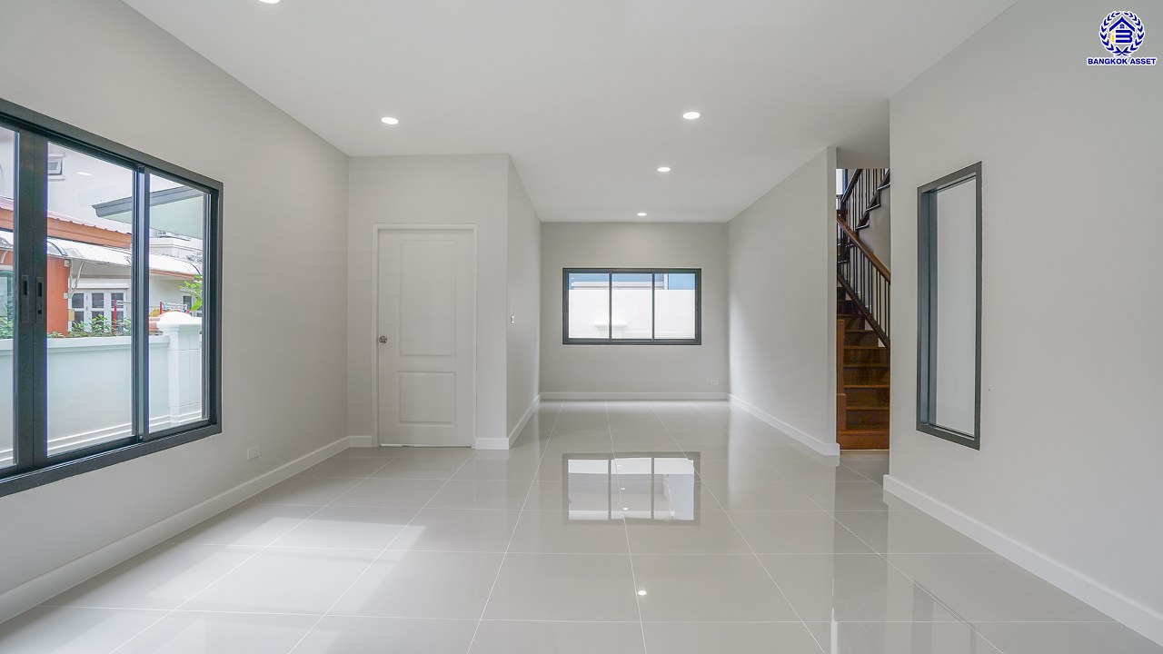 บ้านมือสองตกแต่งใหม่ โครงการ ภัสสร7 รัตนาธิเบศร์ พื้นที่กว้างกว่า 60 ตร.ว. พื้นที่ใช้สอย 239.64 ตร.ม. รองรับทุกความสุขด้วยฟังก์ชัน 3 ห้องนอน 3 ห้องน้ำ จอดรถได้ 2 คัน มาพร้อมห้องอเนกประสงค์ 2 ห้อง ที่สามารถปรับได้ตามการใช้งาน เชื่อมต่อถนนรัตนาธิเบศร์ ถนนราชพฤกษ์ ใกล้รถไฟฟ้าสายสีม่วง "สถานีบางพลู"