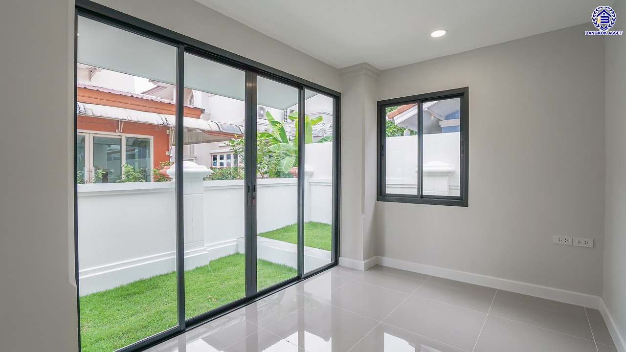 บ้านมือสองตกแต่งใหม่ โครงการ ภัสสร7 รัตนาธิเบศร์ พื้นที่กว้างกว่า 60 ตร.ว. พื้นที่ใช้สอย 239.64 ตร.ม. รองรับทุกความสุขด้วยฟังก์ชัน 3 ห้องนอน 3 ห้องน้ำ จอดรถได้ 2 คัน มาพร้อมห้องอเนกประสงค์ 2 ห้อง ที่สามารถปรับได้ตามการใช้งาน เชื่อมต่อถนนรัตนาธิเบศร์ ถนนราชพฤกษ์ ใกล้รถไฟฟ้าสายสีม่วง "สถานีบางพลู"