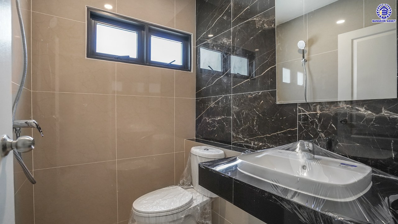 บ้านมือสองตกแต่งใหม่ โครงการ ภัสสร7 รัตนาธิเบศร์ พื้นที่กว้างกว่า 60 ตร.ว. พื้นที่ใช้สอย 239.64 ตร.ม. รองรับทุกความสุขด้วยฟังก์ชัน 3 ห้องนอน 3 ห้องน้ำ จอดรถได้ 2 คัน มาพร้อมห้องอเนกประสงค์ 2 ห้อง ที่สามารถปรับได้ตามการใช้งาน เชื่อมต่อถนนรัตนาธิเบศร์ ถนนราชพฤกษ์ ใกล้รถไฟฟ้าสายสีม่วง "สถานีบางพลู"