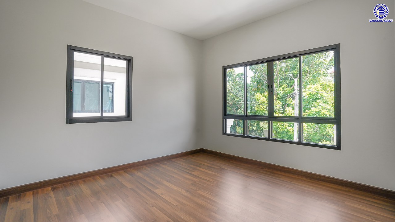 บ้านมือสองตกแต่งใหม่ โครงการ ภัสสร7 รัตนาธิเบศร์ พื้นที่กว้างกว่า 60 ตร.ว. พื้นที่ใช้สอย 239.64 ตร.ม. รองรับทุกความสุขด้วยฟังก์ชัน 3 ห้องนอน 3 ห้องน้ำ จอดรถได้ 2 คัน มาพร้อมห้องอเนกประสงค์ 2 ห้อง ที่สามารถปรับได้ตามการใช้งาน เชื่อมต่อถนนรัตนาธิเบศร์ ถนนราชพฤกษ์ ใกล้รถไฟฟ้าสายสีม่วง "สถานีบางพลู"