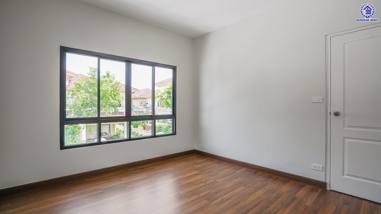 บ้านมือสองตกแต่งใหม่ โครงการ ภัสสร7 รัตนาธิเบศร์ พื้นที่กว้างกว่า 60 ตร.ว. พื้นที่ใช้สอย 239.64 ตร.ม. รองรับทุกความสุขด้วยฟังก์ชัน 3 ห้องนอน 3 ห้องน้ำ จอดรถได้ 2 คัน มาพร้อมห้องอเนกประสงค์ 2 ห้อง ที่สามารถปรับได้ตามการใช้งาน เชื่อมต่อถนนรัตนาธิเบศร์ ถนนราชพฤกษ์ ใกล้รถไฟฟ้าสายสีม่วง "สถานีบางพลู"