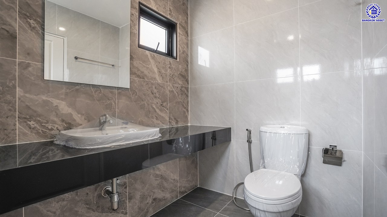 บ้านมือสองตกแต่งใหม่ โครงการ ภัสสร7 รัตนาธิเบศร์ พื้นที่กว้างกว่า 60 ตร.ว. พื้นที่ใช้สอย 239.64 ตร.ม. รองรับทุกความสุขด้วยฟังก์ชัน 3 ห้องนอน 3 ห้องน้ำ จอดรถได้ 2 คัน มาพร้อมห้องอเนกประสงค์ 2 ห้อง ที่สามารถปรับได้ตามการใช้งาน เชื่อมต่อถนนรัตนาธิเบศร์ ถนนราชพฤกษ์ ใกล้รถไฟฟ้าสายสีม่วง "สถานีบางพลู"