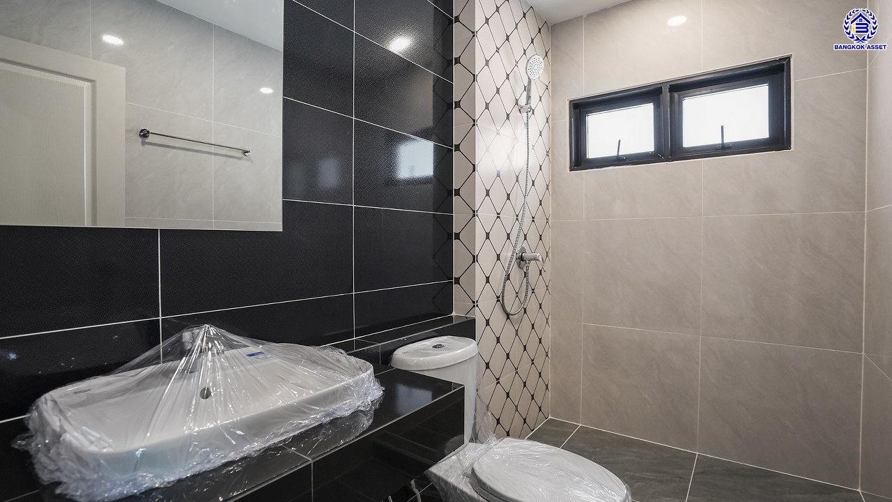 บ้านมือสองตกแต่งใหม่ โครงการ ภัสสร7 รัตนาธิเบศร์ พื้นที่กว้างกว่า 60 ตร.ว. พื้นที่ใช้สอย 239.64 ตร.ม. รองรับทุกความสุขด้วยฟังก์ชัน 3 ห้องนอน 3 ห้องน้ำ จอดรถได้ 2 คัน มาพร้อมห้องอเนกประสงค์ 2 ห้อง ที่สามารถปรับได้ตามการใช้งาน เชื่อมต่อถนนรัตนาธิเบศร์ ถนนราชพฤกษ์ ใกล้รถไฟฟ้าสายสีม่วง "สถานีบางพลู"