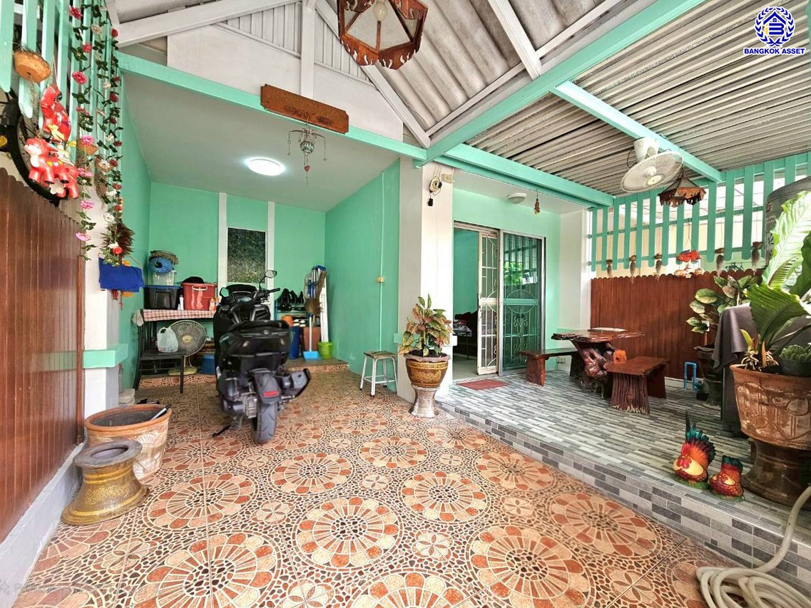 ทาวน์เฮ้าส์มือสองนนทบุรี โครงการ พฤกษาวิลล์22 พระราม5-2 เนื้อที่กว้าง 17.40 ตร.ว. พื้นที่ใช้สอย 110 ตร.ม. ฟังก์ชัน 3 ห้องนอน 2 ห้องน้ำ 1 ที่จอดรถ แถมฟรี! เครื่องปรับอากาศ 2 เครื่อง พร้อมเข้าอยู่ได้ทันที ตั้งบนทำเลดี เชื่อมต่อถนนนครอินทร์, ถนนพิบูลสงคราม, ถนนราชพฤกษ์ และใกล้จุดขึ้นทางด่วน "พระราม7"