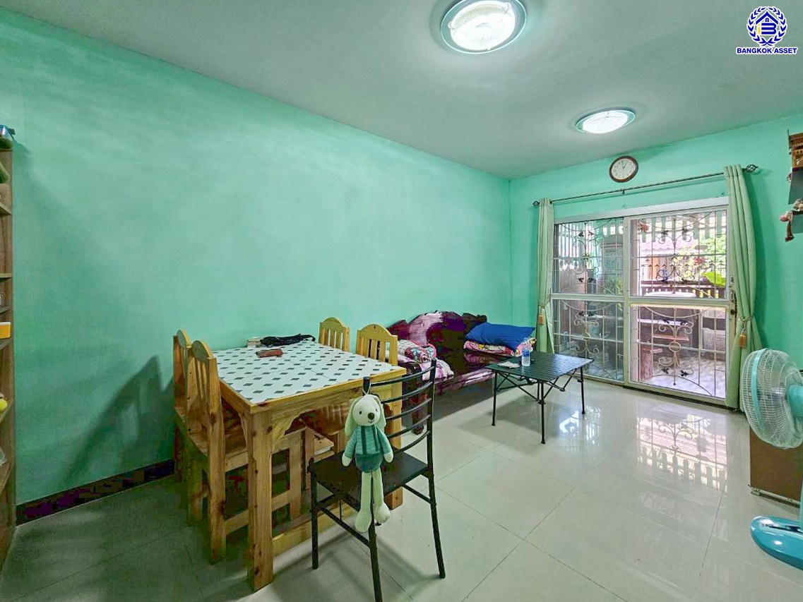 ทาวน์เฮ้าส์มือสองนนทบุรี โครงการ พฤกษาวิลล์22 พระราม5-2 เนื้อที่กว้าง 17.40 ตร.ว. พื้นที่ใช้สอย 110 ตร.ม. ฟังก์ชัน 3 ห้องนอน 2 ห้องน้ำ 1 ที่จอดรถ แถมฟรี! เครื่องปรับอากาศ 2 เครื่อง พร้อมเข้าอยู่ได้ทันที ตั้งบนทำเลดี เชื่อมต่อถนนนครอินทร์, ถนนพิบูลสงคราม, ถนนราชพฤกษ์ และใกล้จุดขึ้นทางด่วน "พระราม7"