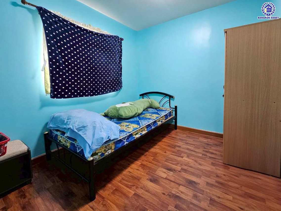 ทาวน์เฮ้าส์มือสองนนทบุรี โครงการ พฤกษาวิลล์22 พระราม5-2 เนื้อที่กว้าง 17.40 ตร.ว. พื้นที่ใช้สอย 110 ตร.ม. ฟังก์ชัน 3 ห้องนอน 2 ห้องน้ำ 1 ที่จอดรถ แถมฟรี! เครื่องปรับอากาศ 2 เครื่อง พร้อมเข้าอยู่ได้ทันที ตั้งบนทำเลดี เชื่อมต่อถนนนครอินทร์, ถนนพิบูลสงคราม, ถนนราชพฤกษ์ และใกล้จุดขึ้นทางด่วน "พระราม7"