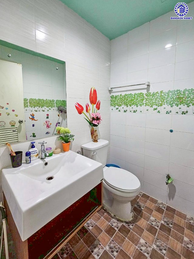 ทาวน์เฮ้าส์มือสองนนทบุรี โครงการ พฤกษาวิลล์22 พระราม5-2 เนื้อที่กว้าง 17.40 ตร.ว. พื้นที่ใช้สอย 110 ตร.ม. ฟังก์ชัน 3 ห้องนอน 2 ห้องน้ำ 1 ที่จอดรถ แถมฟรี! เครื่องปรับอากาศ 2 เครื่อง พร้อมเข้าอยู่ได้ทันที ตั้งบนทำเลดี เชื่อมต่อถนนนครอินทร์, ถนนพิบูลสงคราม, ถนนราชพฤกษ์ และใกล้จุดขึ้นทางด่วน "พระราม7"