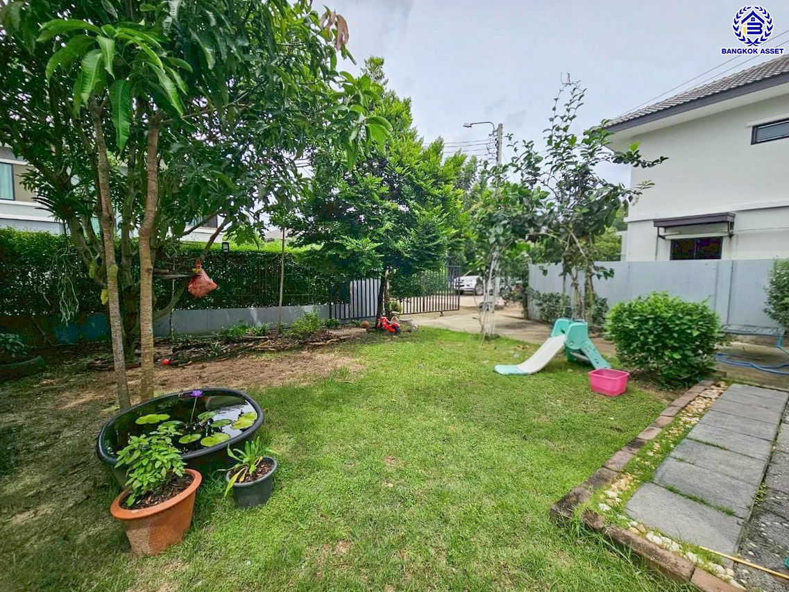 บ้านเดี่ยวมือสองนนทบุรี โครงการ ดีไลท์ รัตนาธิเบศร์-ท่าอิฐ หลังมุม เนื้อที่ 73.10 ตร.ว. พื้นที่ใช้สอย 150 ตร.ม. ฟังก์ชัน 4 ห้องนอน 2 ห้องน้ำ 2 ที่จอดรถ พร้อมเข้าอยู่ โครงการบนทำเลเดินทางสะดวก เชื่อมต่อถนนรัตนาธิเบศร์ ใกล้รถไฟฟ้าสายสีม่วง "สถานีบางรักน้อยท่าอิฐ" และจุดขึ้นทางด่วน "ศรีรัช"