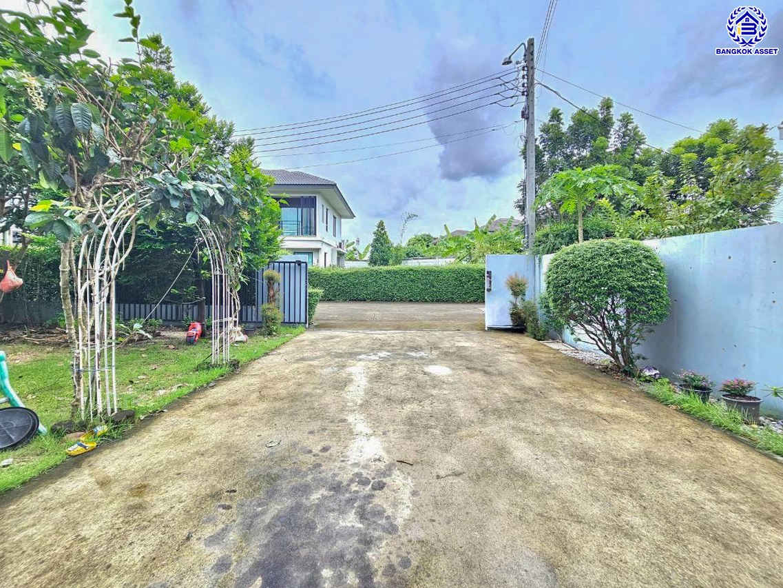 บ้านเดี่ยวมือสองนนทบุรี โครงการ ดีไลท์ รัตนาธิเบศร์-ท่าอิฐ หลังมุม เนื้อที่ 73.10 ตร.ว. พื้นที่ใช้สอย 150 ตร.ม. ฟังก์ชัน 4 ห้องนอน 2 ห้องน้ำ 2 ที่จอดรถ พร้อมเข้าอยู่ โครงการบนทำเลเดินทางสะดวก เชื่อมต่อถนนรัตนาธิเบศร์ ใกล้รถไฟฟ้าสายสีม่วง "สถานีบางรักน้อยท่าอิฐ" และจุดขึ้นทางด่วน "ศรีรัช"