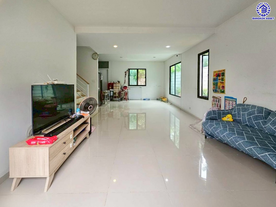 บ้านเดี่ยวมือสองนนทบุรี โครงการ ดีไลท์ รัตนาธิเบศร์-ท่าอิฐ หลังมุม เนื้อที่ 73.10 ตร.ว. พื้นที่ใช้สอย 150 ตร.ม. ฟังก์ชัน 4 ห้องนอน 2 ห้องน้ำ 2 ที่จอดรถ พร้อมเข้าอยู่ โครงการบนทำเลเดินทางสะดวก เชื่อมต่อถนนรัตนาธิเบศร์ ใกล้รถไฟฟ้าสายสีม่วง "สถานีบางรักน้อยท่าอิฐ" และจุดขึ้นทางด่วน "ศรีรัช"