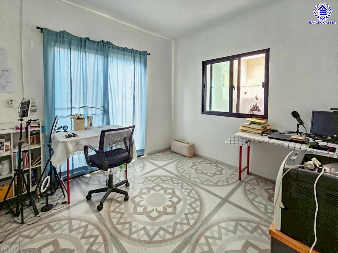 บ้านเดี่ยวมือสองนนทบุรี โครงการ ดีไลท์ รัตนาธิเบศร์-ท่าอิฐ หลังมุม เนื้อที่ 73.10 ตร.ว. พื้นที่ใช้สอย 150 ตร.ม. ฟังก์ชัน 4 ห้องนอน 2 ห้องน้ำ 2 ที่จอดรถ พร้อมเข้าอยู่ โครงการบนทำเลเดินทางสะดวก เชื่อมต่อถนนรัตนาธิเบศร์ ใกล้รถไฟฟ้าสายสีม่วง "สถานีบางรักน้อยท่าอิฐ" และจุดขึ้นทางด่วน "ศรีรัช"